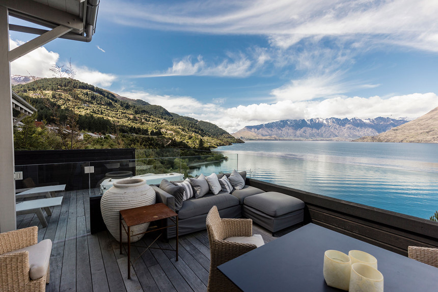 Khu nghỉ dưỡng Matakauri (New Zealand): Dù ở đâu tại khu nghỉ dưỡng Matakauri, từ nhà hàng vách kính tới các căn phòng sang trọng, du khách đều có thể ngắm nhìn khung cảnh tuyệt đẹp của hồ Wakatipu và dãy Remarkables.